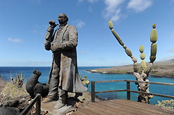 初めて上陸した湾に建つダーウィン像＝ガラパゴス諸島サンクリストバル島で