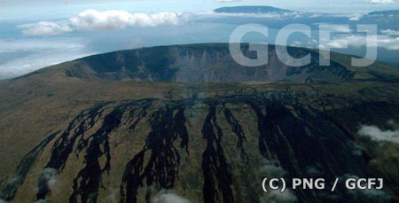 フェルナンディナ島のクンブレ火山。最後の噴火は2005年と2007年で、クレーターの周りが少しこわれた