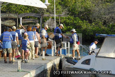 多くの観光客が観光船を利用して諸島をまわる